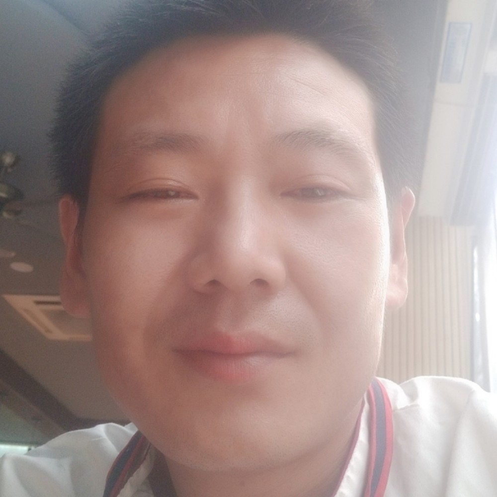断夏挽手笑点低的照片
