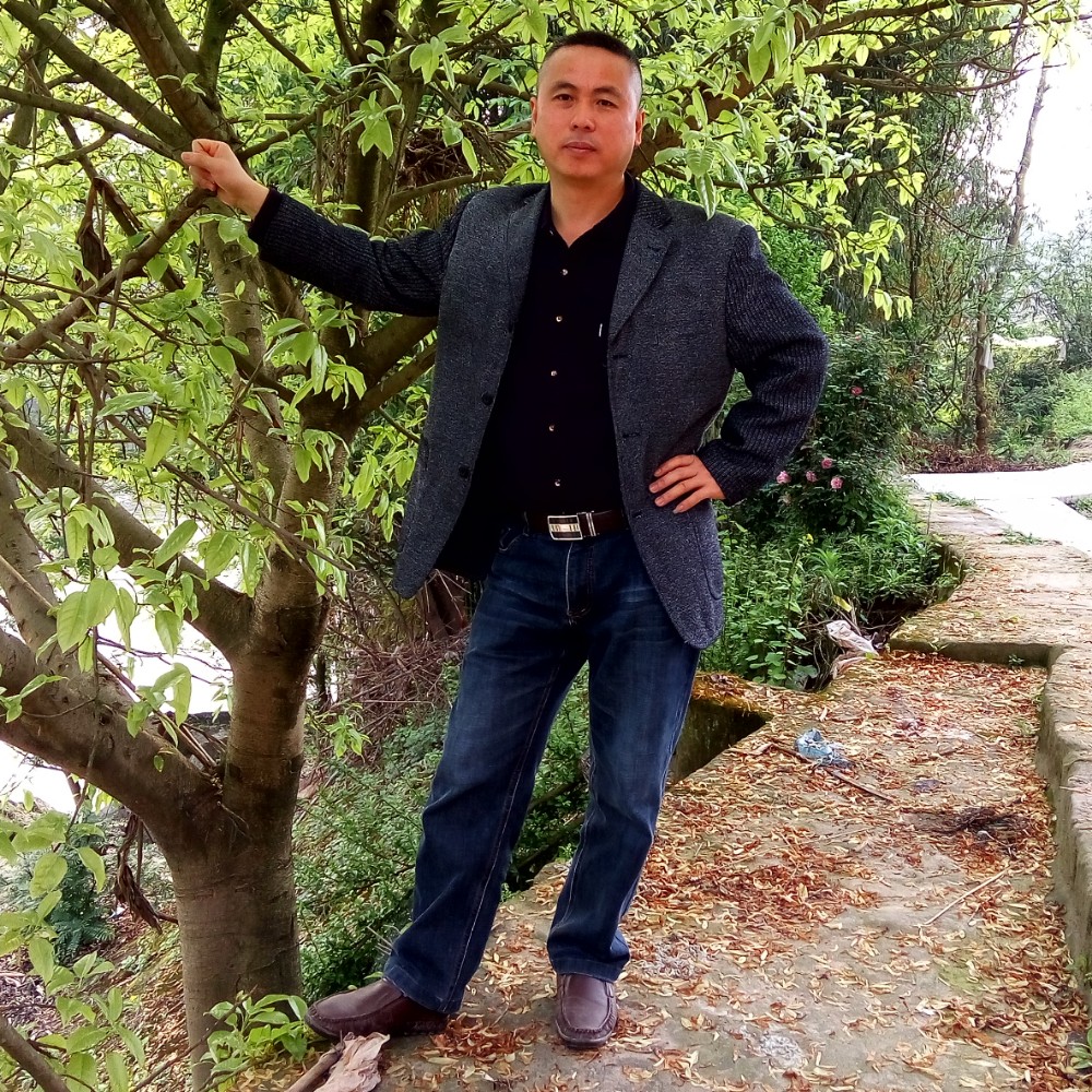 微笑踢鼠标的照片