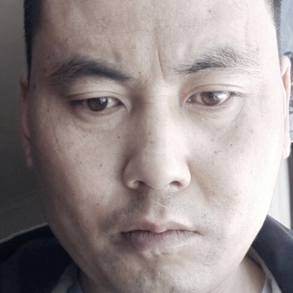 称心深拥小蜜蜂的照片