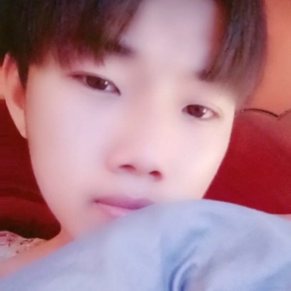 秀丽挽手老虎的照片