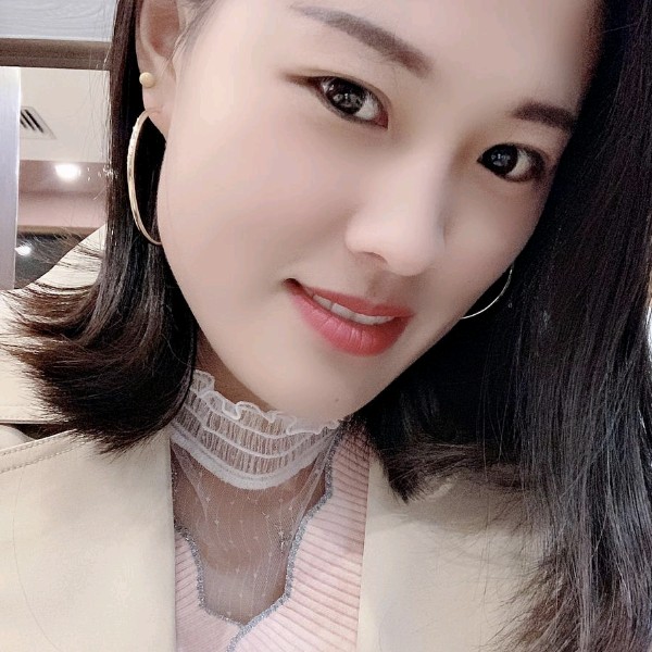 恬静蹙眉黑裤的照片