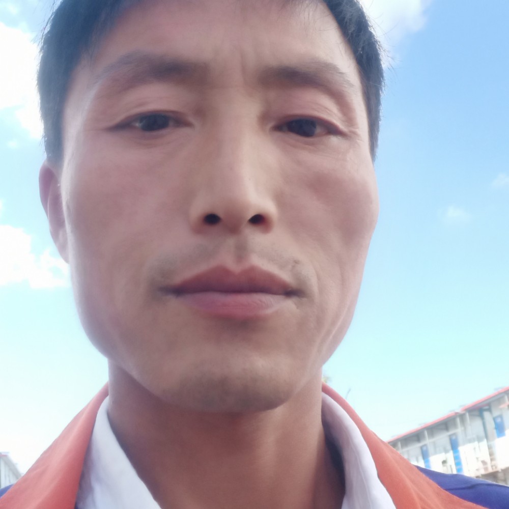 若溪挽手留胡子的照片