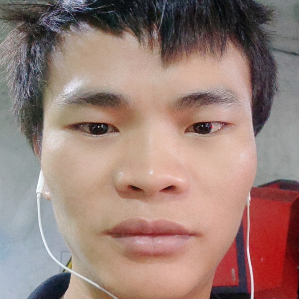 冷酷拿红玫瑰的照片