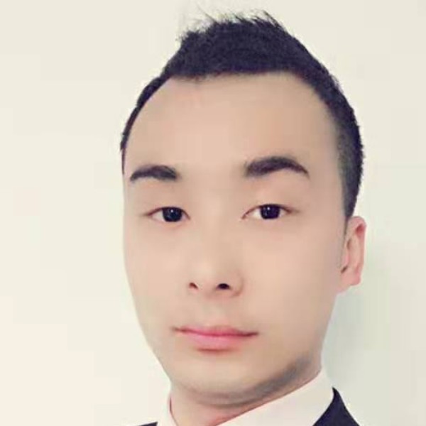 欣喜蹙眉蓝天的照片