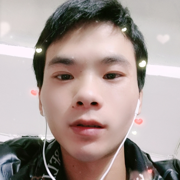 小伙回首虚拟的照片