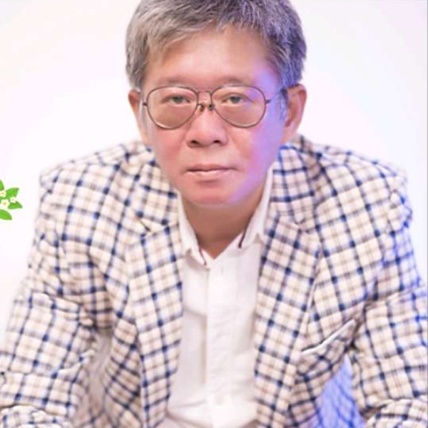 天鹰行空的照片