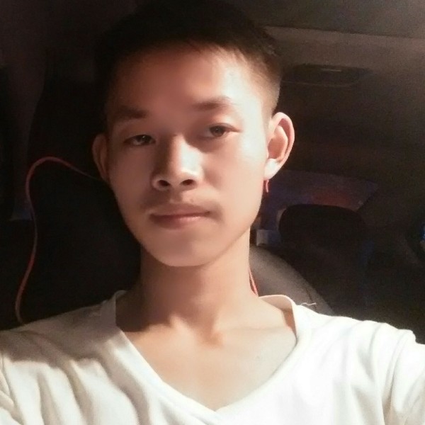 认真等待的小伙的照片