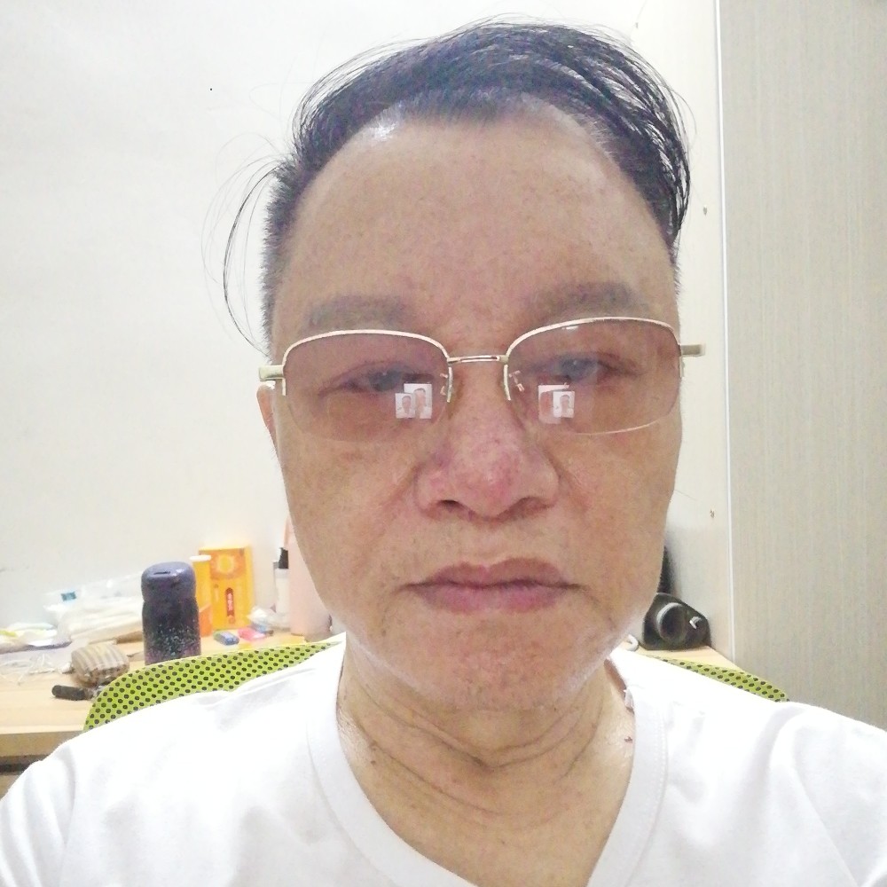 等待回眸绿草的照片