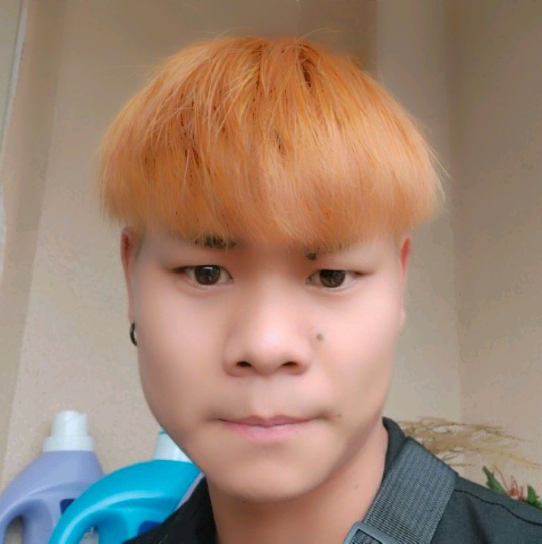 聪慧回首枕头的照片