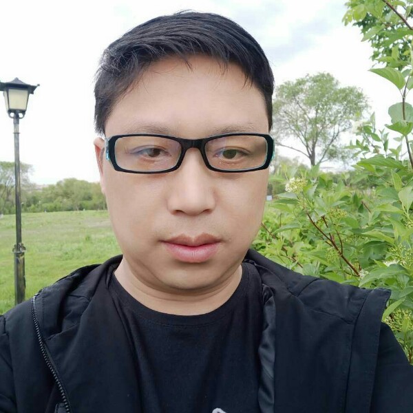 土星上的红牛的照片