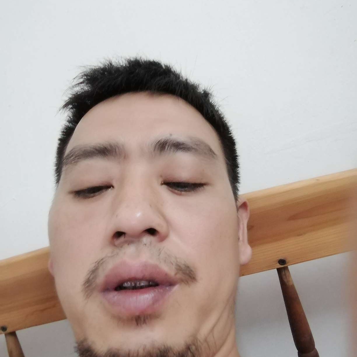 包容踢篮球的照片