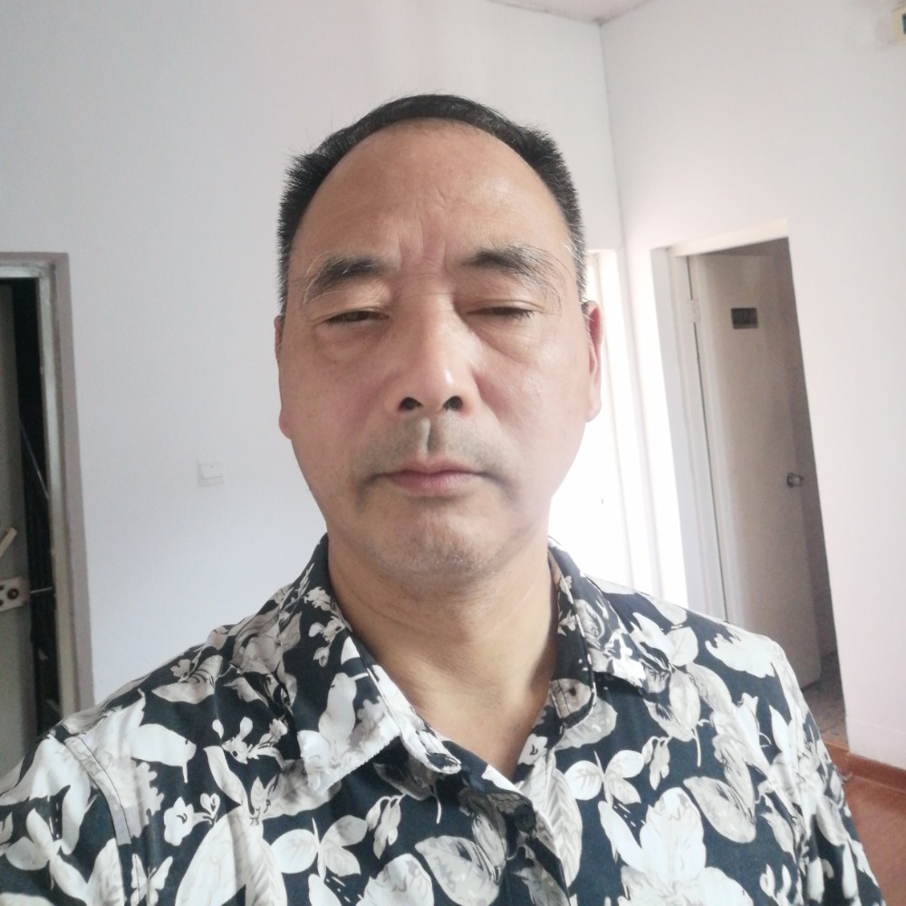 犀牛相许留胡子的照片