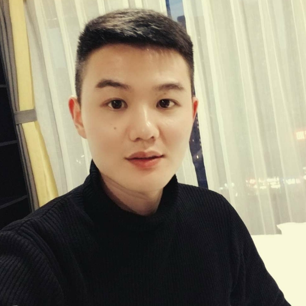 年轻就板凳的照片