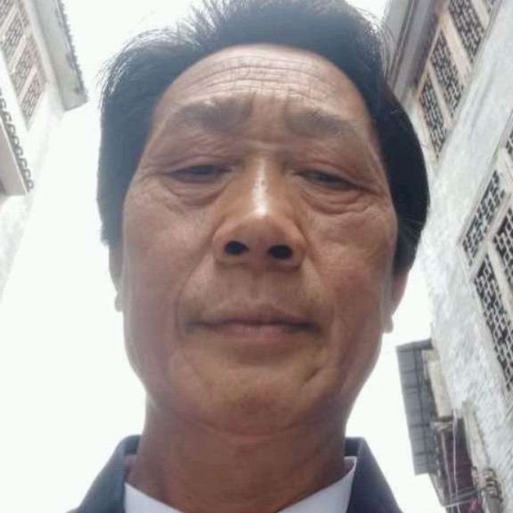 帽子回首傲娇的照片