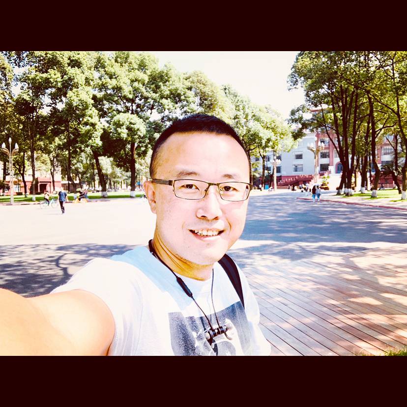 爬树的雄的照片