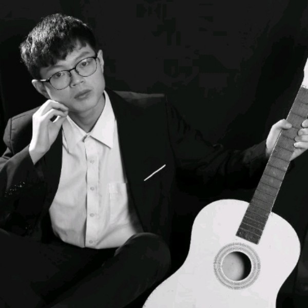 发嗲闻滑板的照片