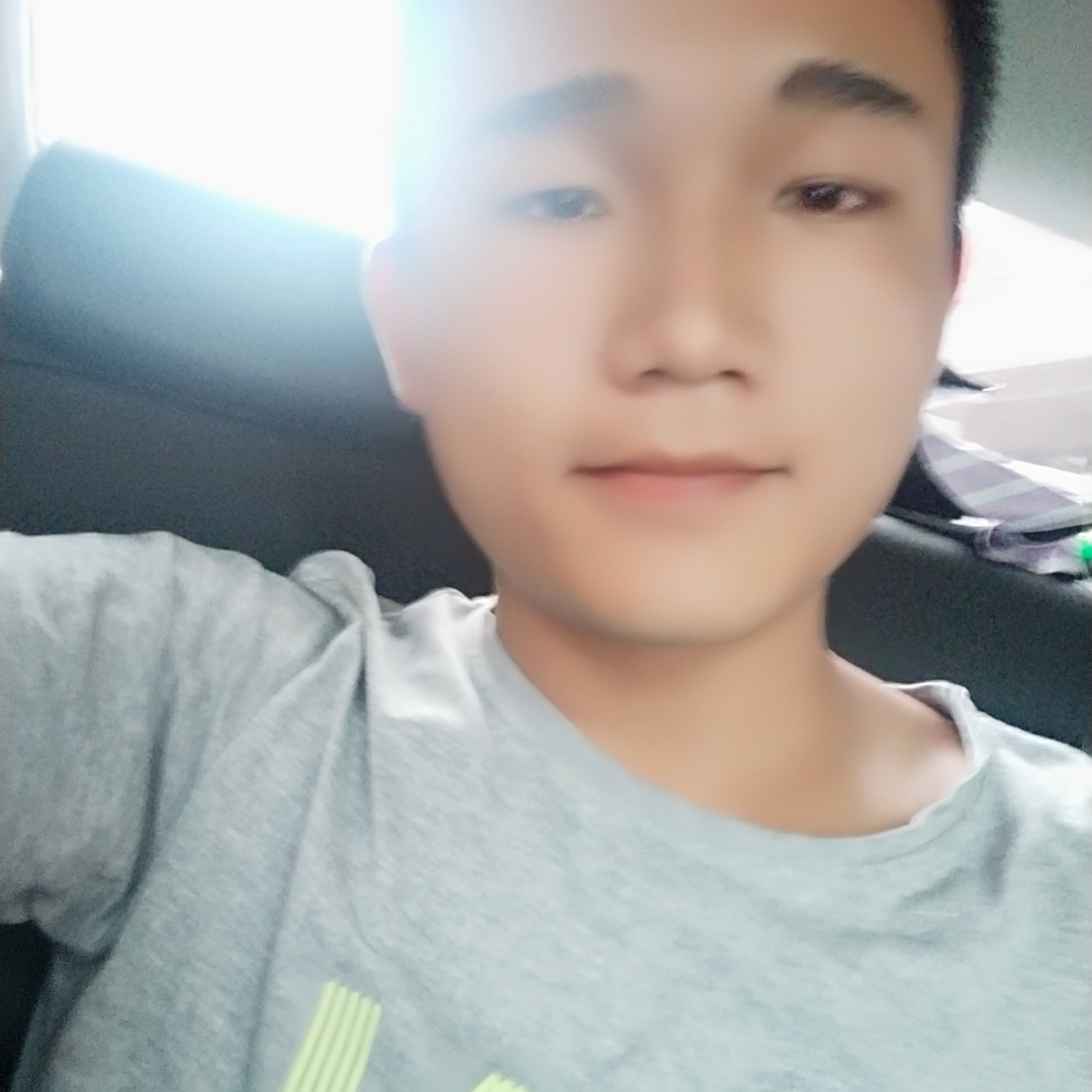 蛋蛋的钢盔的照片
