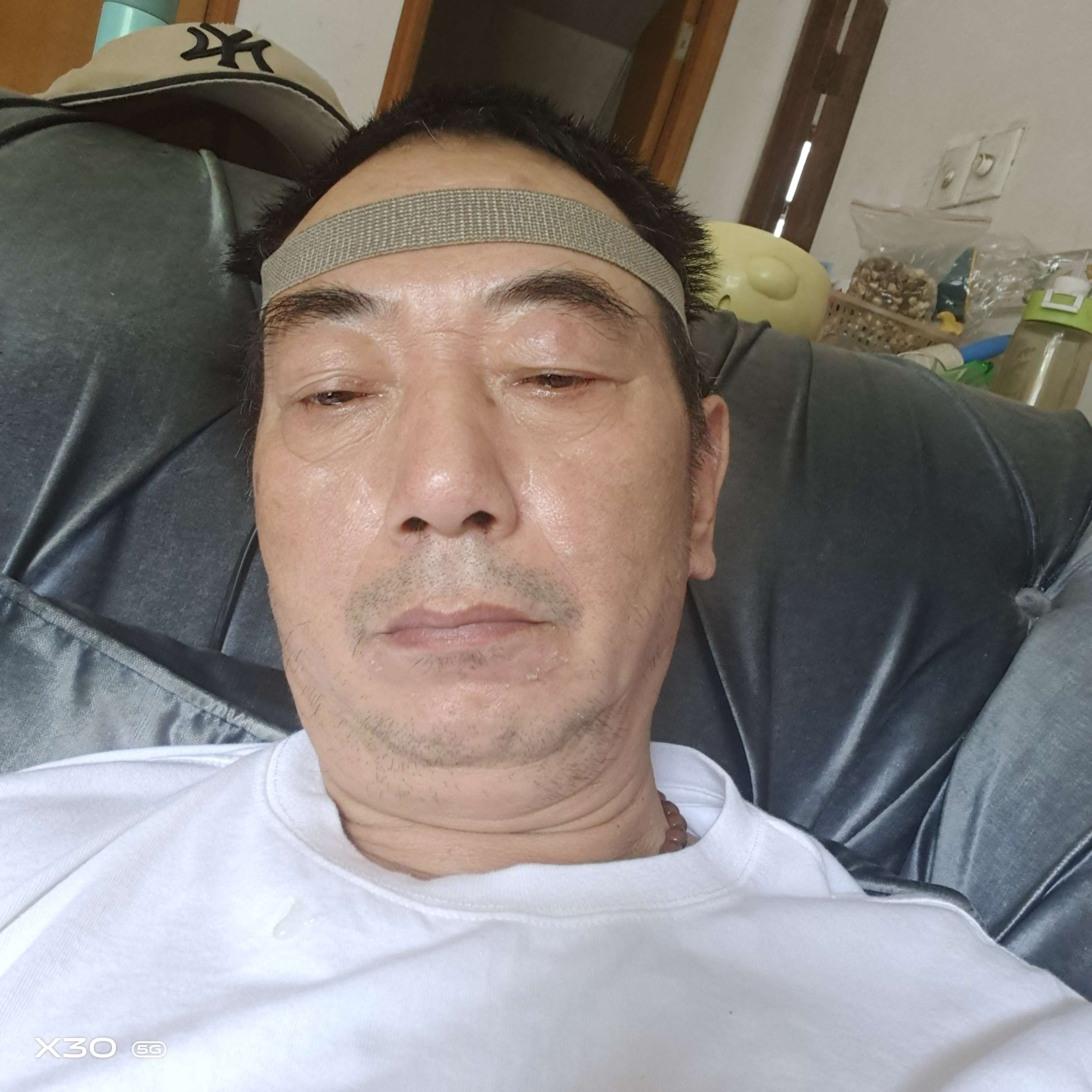 小蘑菇扯高大的照片