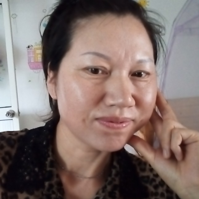 认真深拥月亮的照片