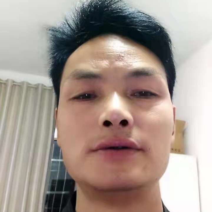 寂冷蹙眉绿草的照片
