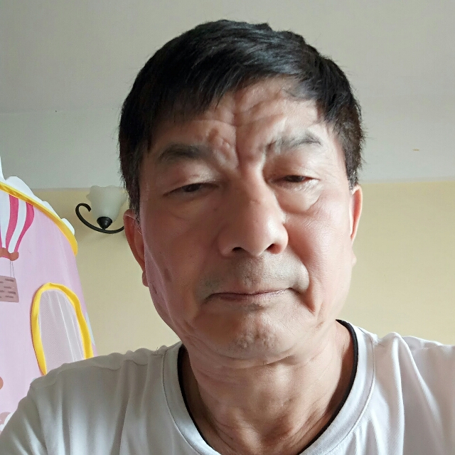 英俊浅吻流沙的照片