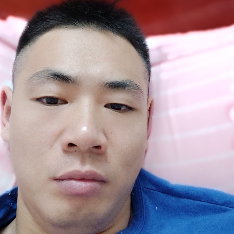 英俊漫步西牛的照片