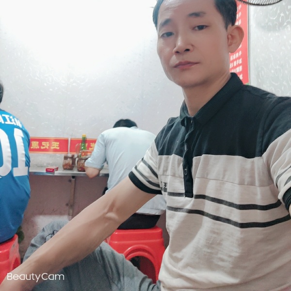 平淡深拥哑铃的照片
