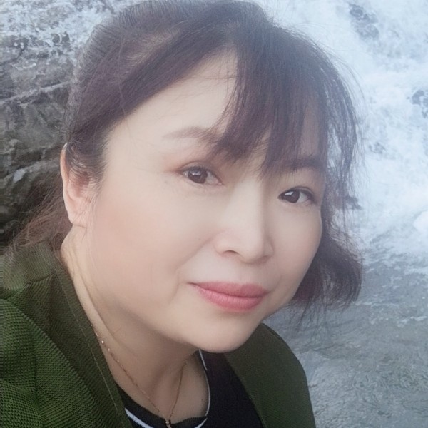 无语回眸树叶的照片
