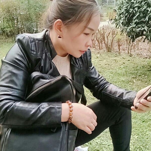 做一个微笑的女子的照片