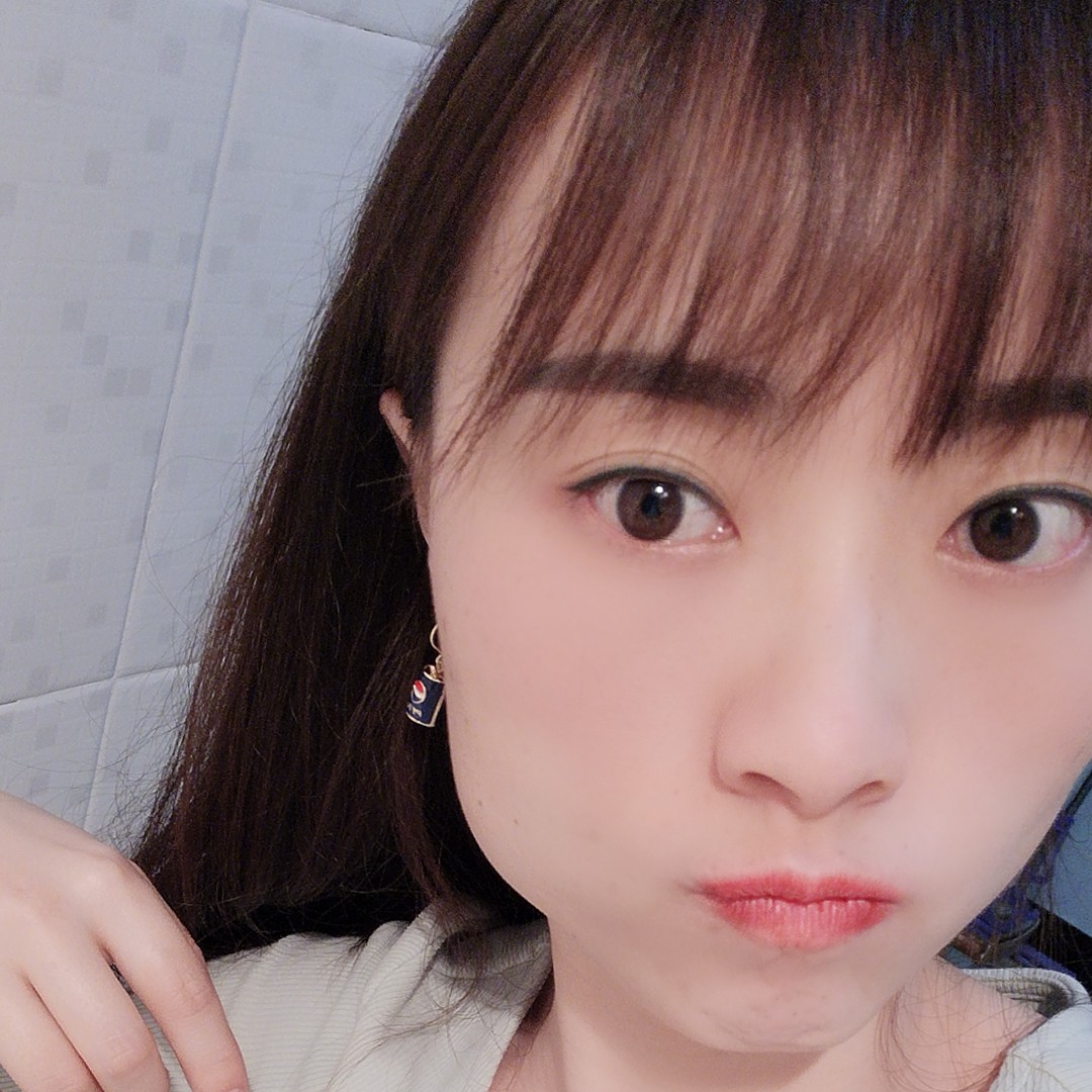青栀深拥甜美的照片