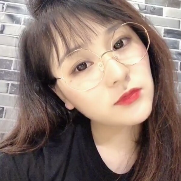 枕头浅吻爱笑的照片