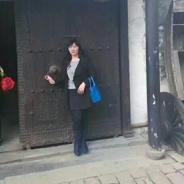 无辜苦恋毛衣的照片