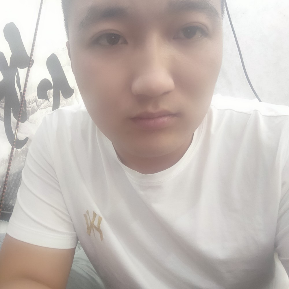 孤單挽手百褶裙的照片