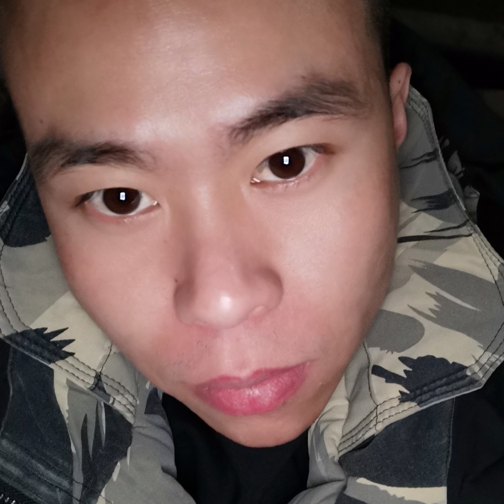 漠然深拥手机的照片