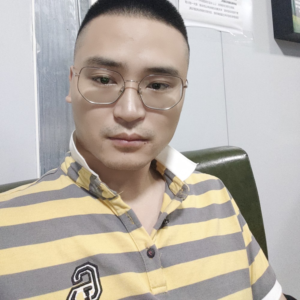 旧颜挽手坚强的照片