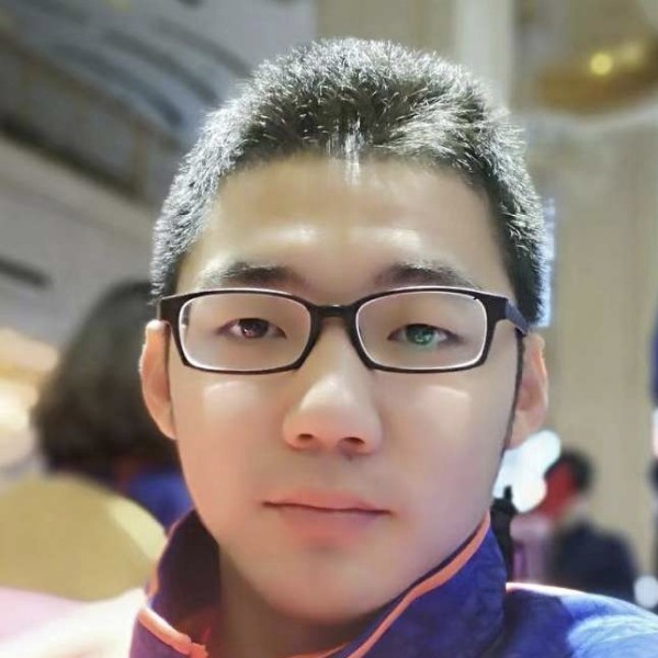 年轻深拥暖光的照片