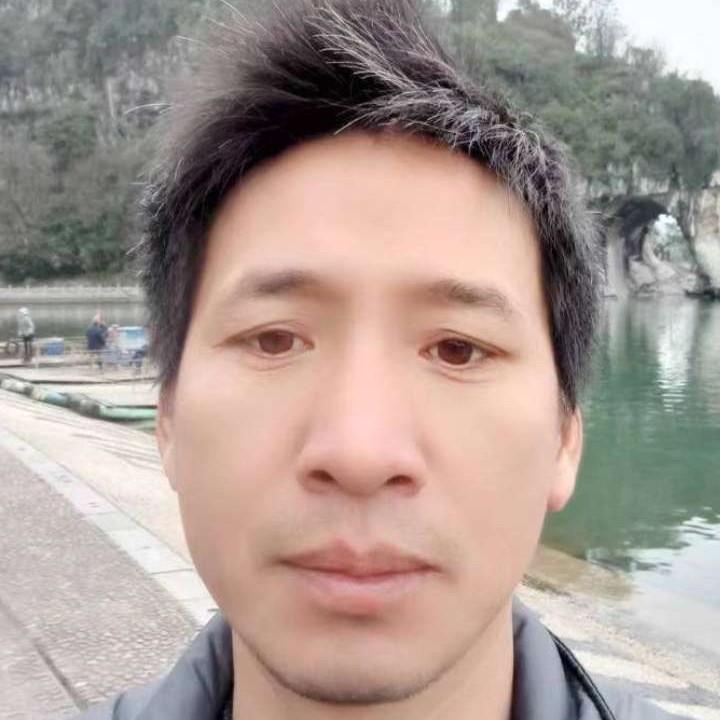 义气挽手电脑的照片