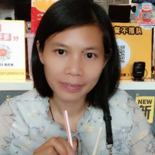 长颈鹿细心的照片