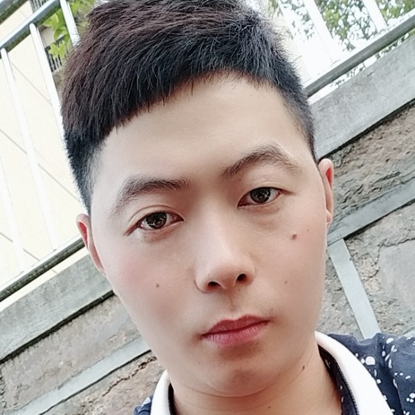 无辜爱帆布鞋的照片