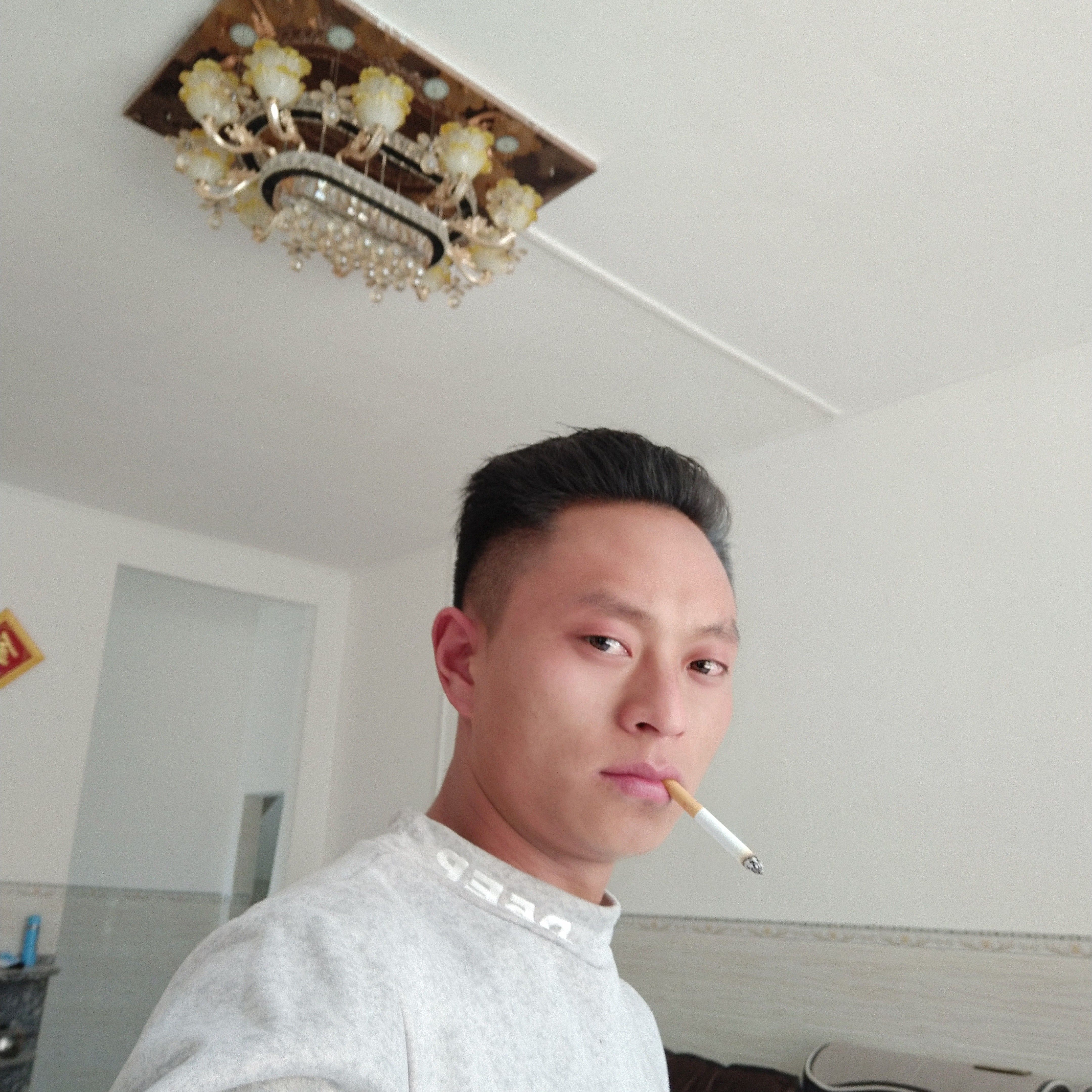 坦率笑发夹的照片