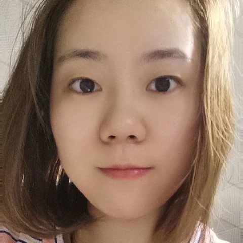 秋月挽手爱笑的照片