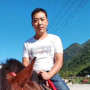 帅气吃醋毛豆的照片