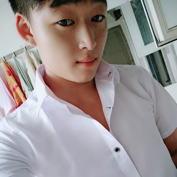 执着回首电脑的照片