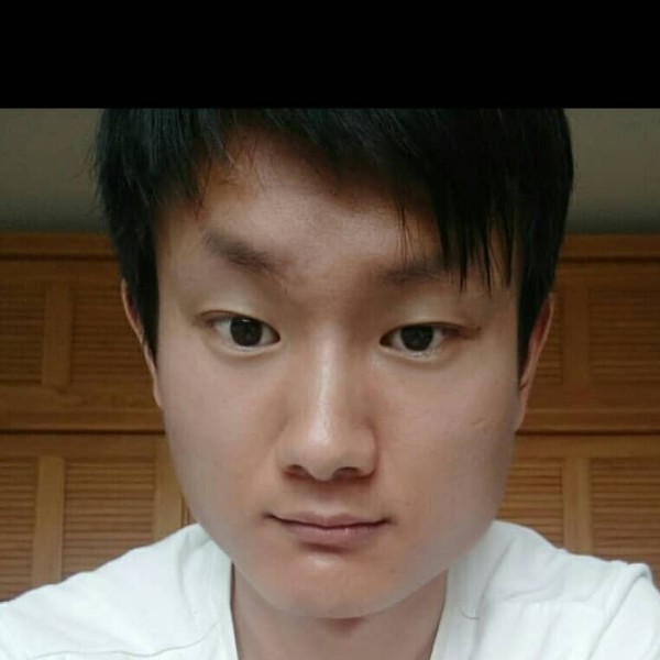 小懒猪浅吻鲤鱼的照片