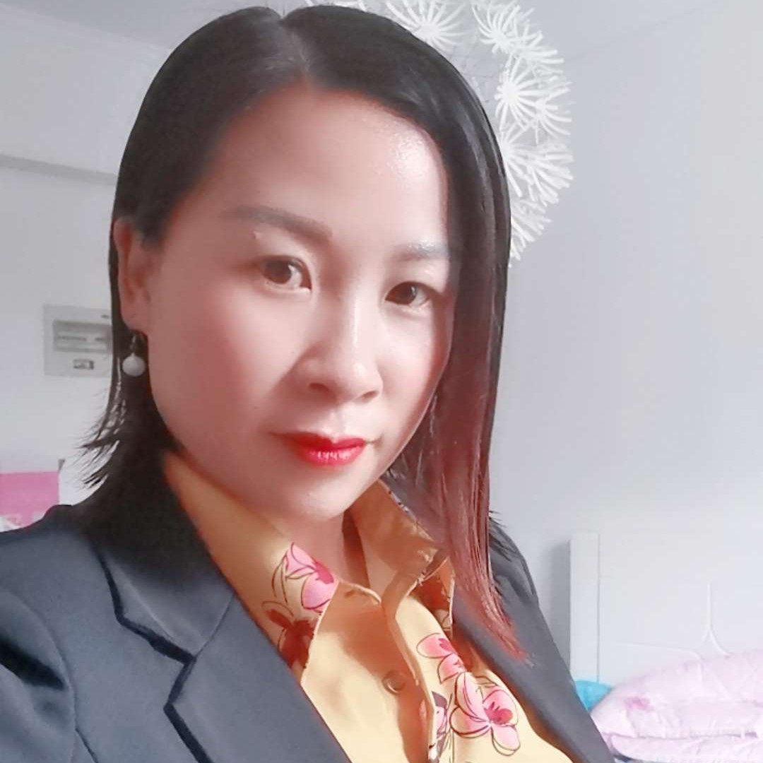 茉莉深拥零碎的照片