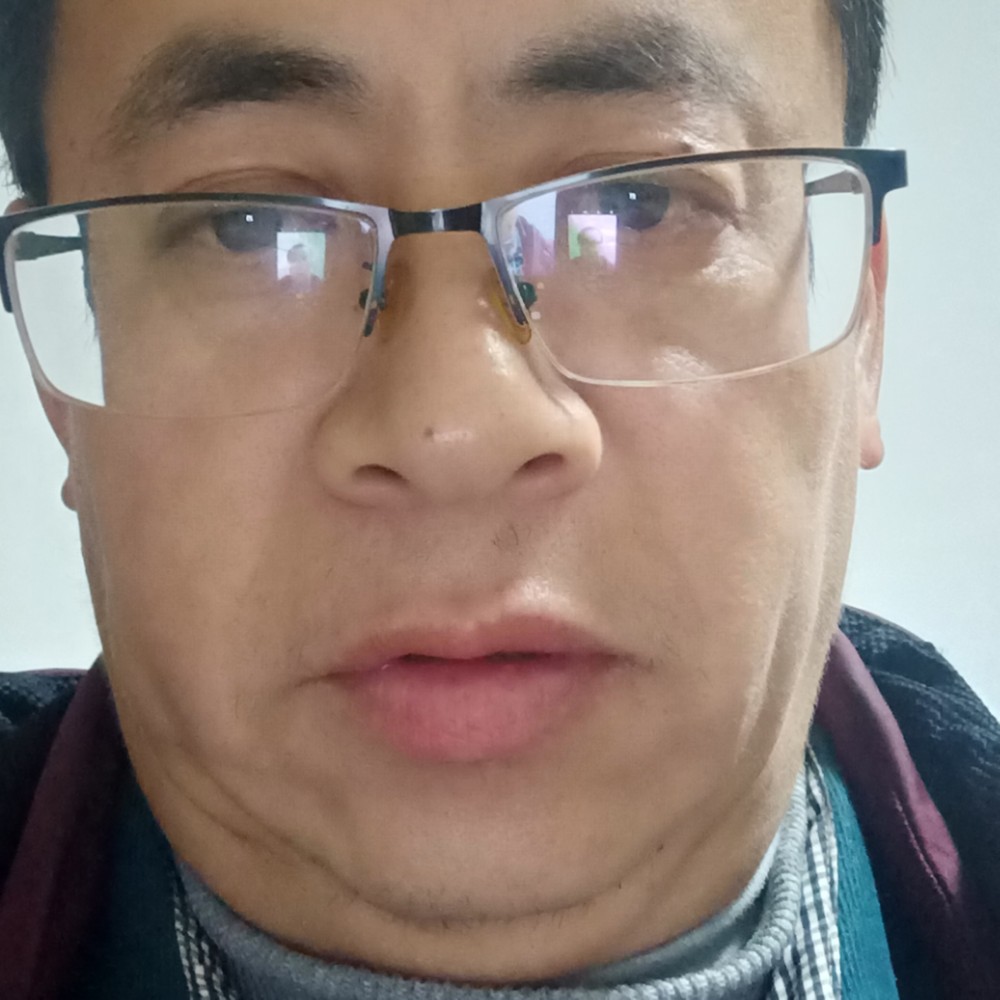 默默拿钢铁侠的照片