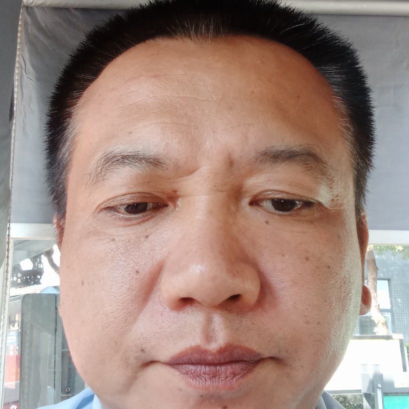 淡然的小伙的照片