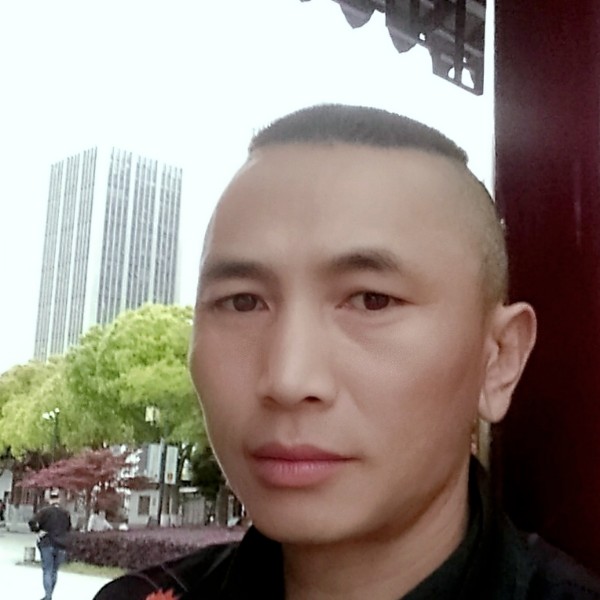 忧心笑砖头的照片