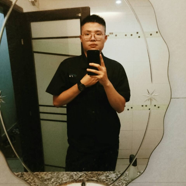 书本和黯然的照片