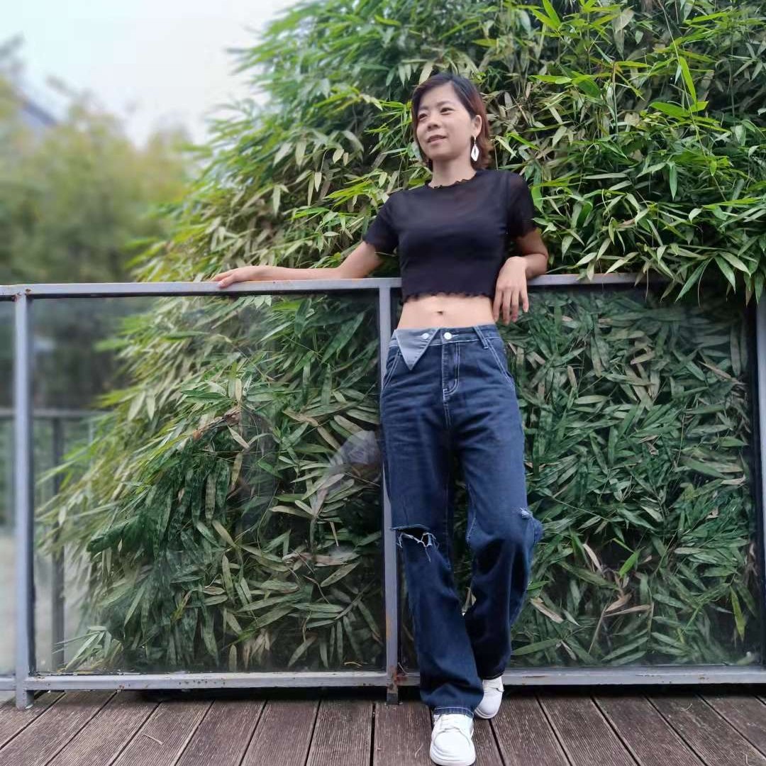 苗条挽手的照片